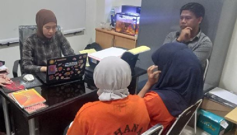 Dua tersangka penganiayaan balita di Early Steps Daycare, WF (34) dan DM (25) saat diperiksa sebagai tersangka di Unit PPA Satreskrim Polresta Pekanbaru.