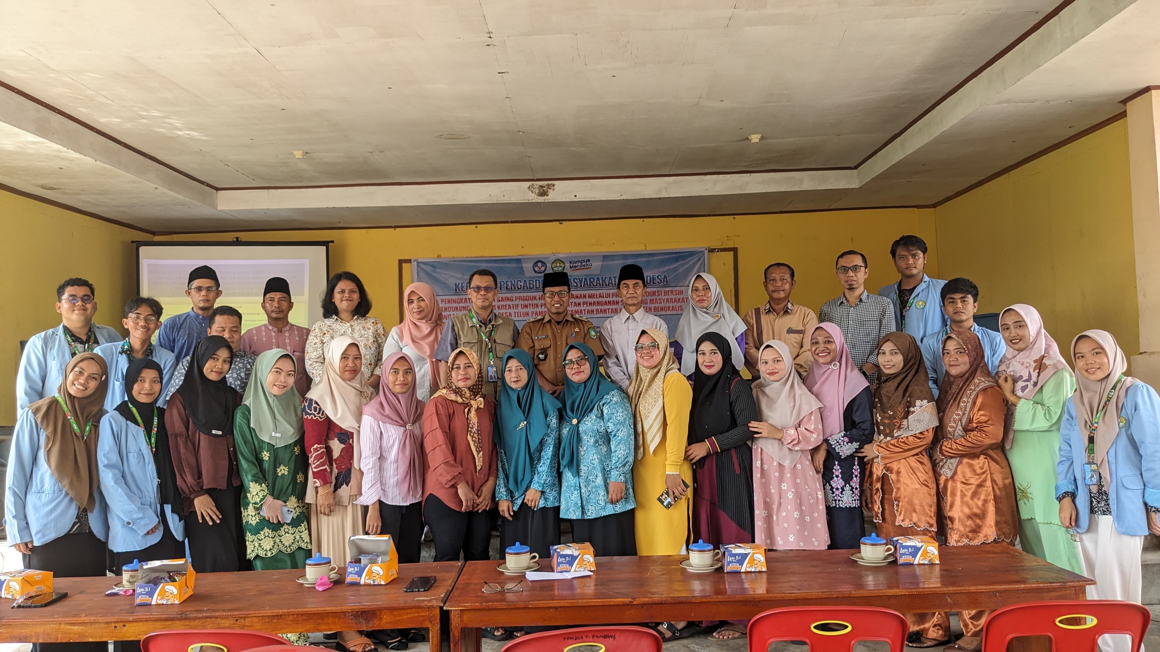 Pj Kepala Desa Teluk Pambang Sariyono (Baju Dinas) didampingi Ketua Tim Dr. Sumarto, S.Pi, M.Si (Memakai Rompi) foto bersama para Tim Dosen Pengabdian dan mahasiswa Universitas Riau.