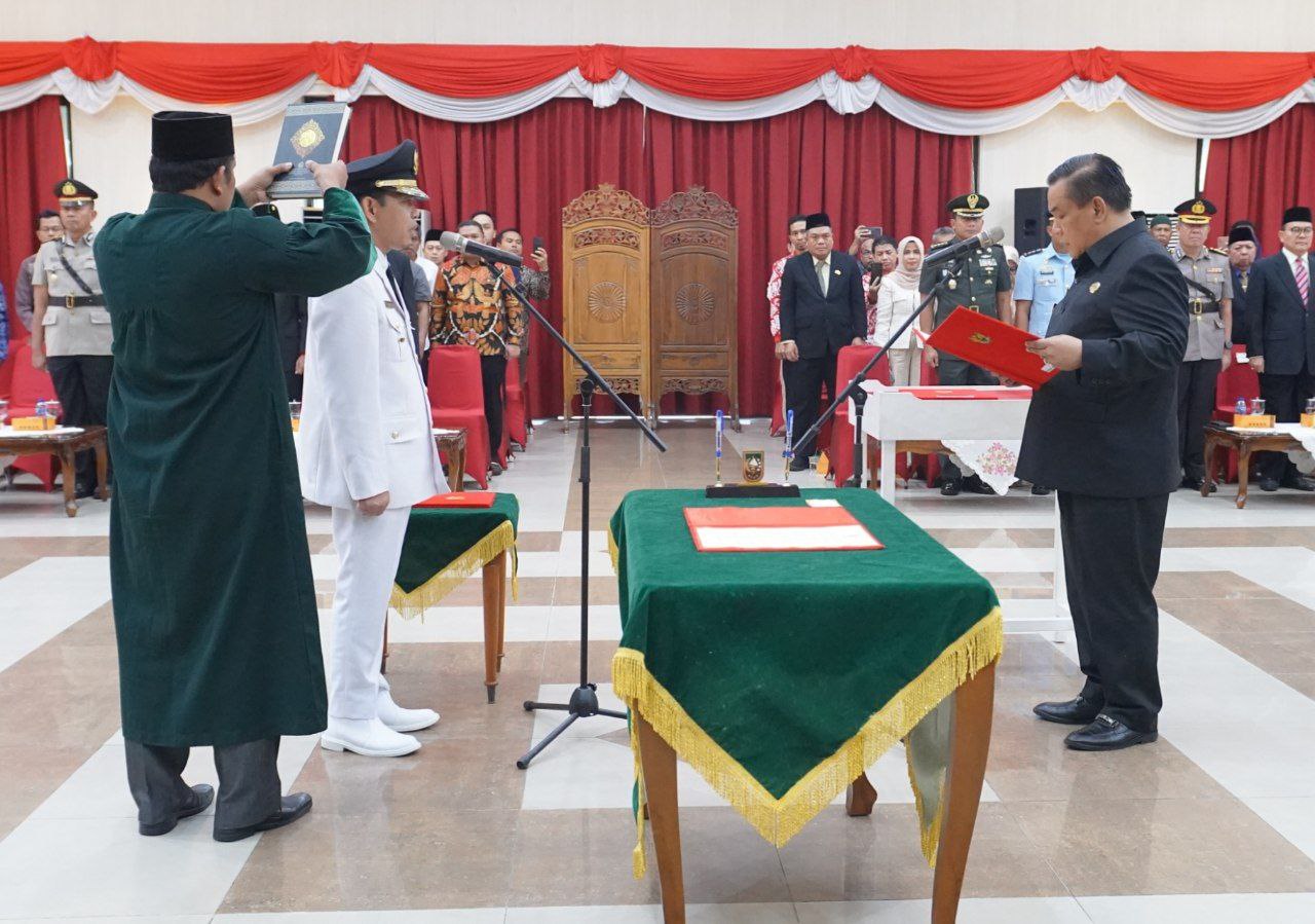 Penjabat Gubri SF Hariyanto melantik dan mengambil sumpah Kadispora Riau Erisman Yahya sebagai Penjabat Bupati Inhil di Gedung Daerah Riau, Sabtu (10/8/2024).