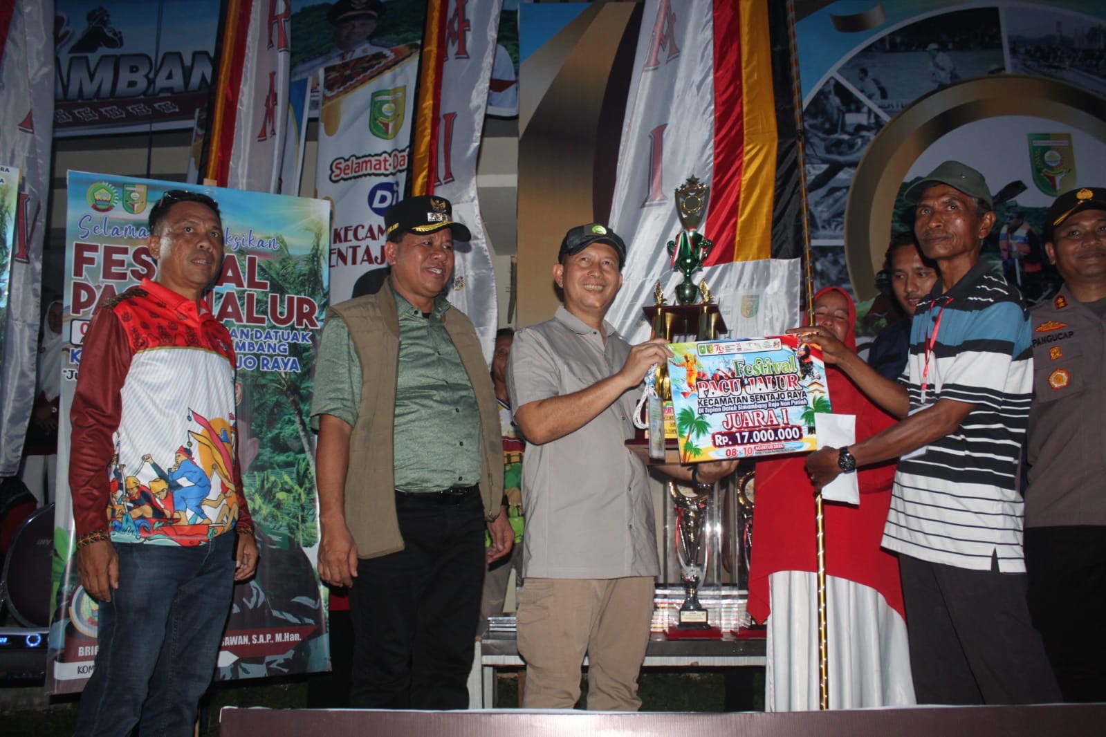 Danrem 031 Wirabima Brigjen TNI Dani Racka menyerahkan hadiah Juara I pada Jalur Toduang Biso Rimbo Piako Kecamatan Kuantan Mudik, Sabtu (10/8/2024) sore.