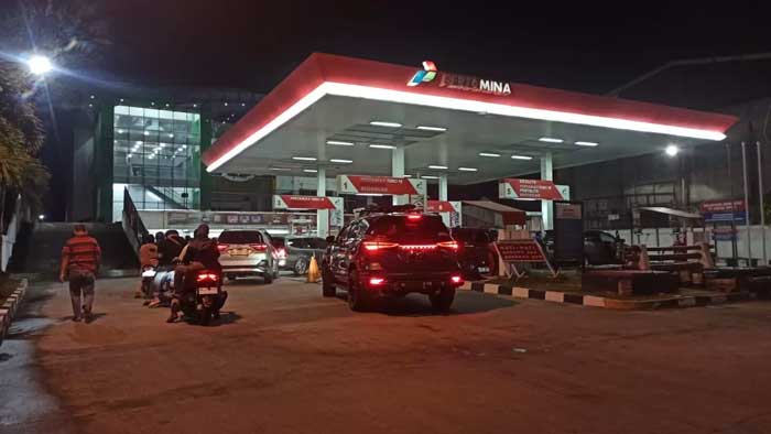Kendaraan roda empat tengah mengisi BBM di SPBU Jalan Kaharuddin Nasution Pekanbaru,