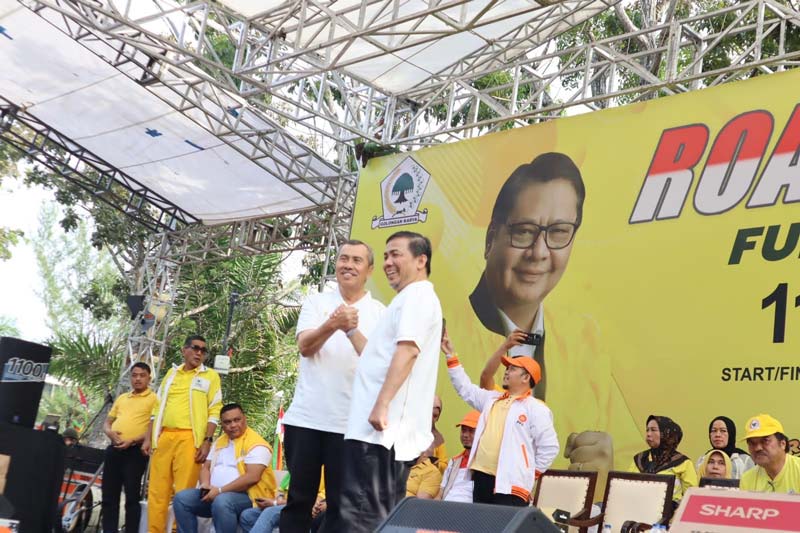 Pasangan Bakal Calon Gubernur dan Wakil Gubernur Riau Syamsuar-Mawardi Muhammad Saleh salam komando saat diperkenalkan di Jalan Gajah Mada, Pekanbaru, Ahad (11/8/2024)