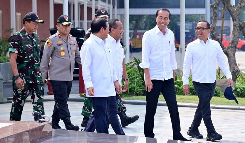 Presiden Joko Widodo berjalan bersama beberapa menteri saat melakukan kunjungan kerja ke Provinsi Kalimantan Timur, Ahad (11/8/2024).