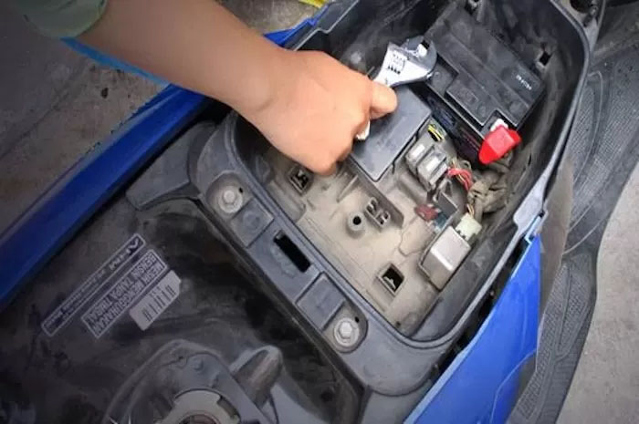 Ilustrasi aki sepeda motor.