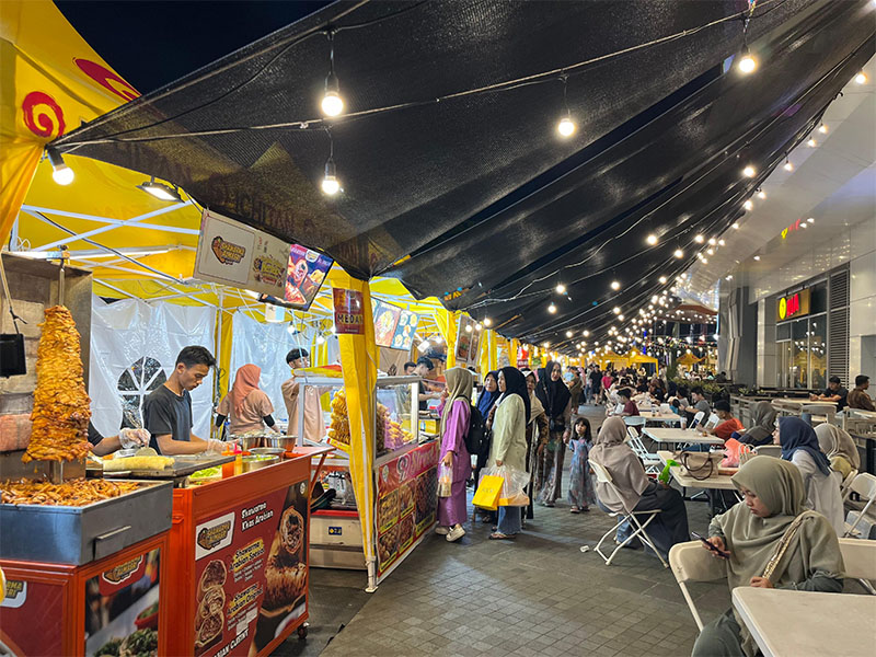 Suasana Festival Kuliner Merdeka di pelataran Living World Pekanbaru.