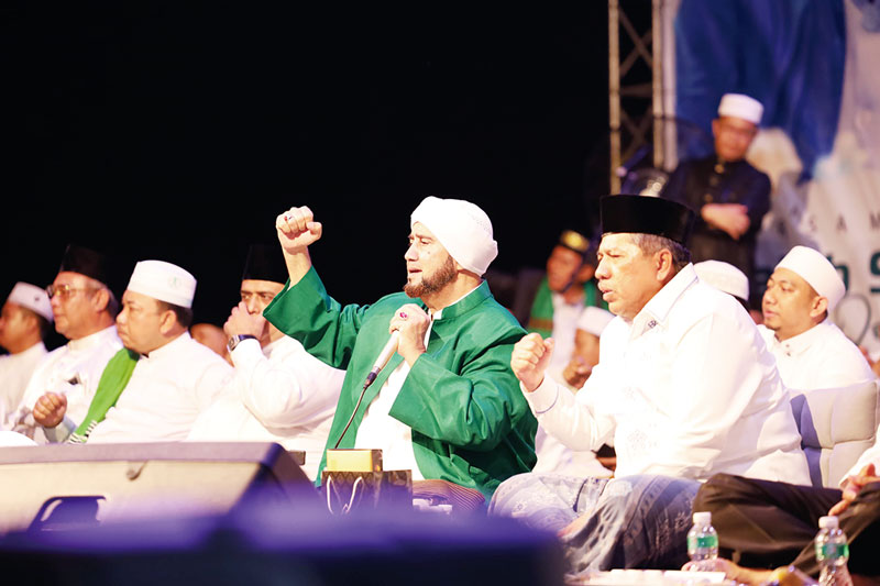 BERSELAWAT: Bupati Siak Alfedri berselawat bersama Habib Syech bin Abdul Kodir Assegaf dalam Haul Akbar Sultan Siak di halaman Masjid Sultan Syarif Hasyim Islamic Center Siak, Kamis (8/8/2024).