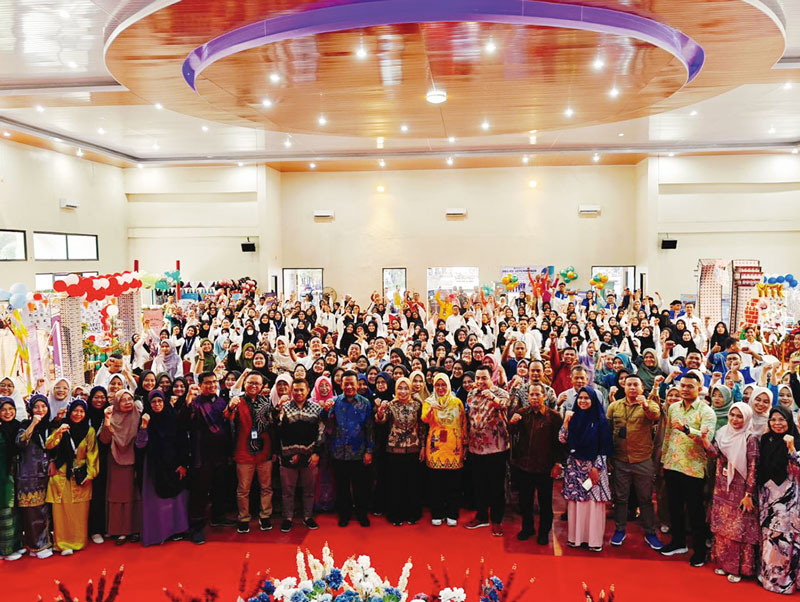 FOTO BERSAMA: Unsur pimpinan Unri dan mahasiswa PPG foto bersama dengan Ditjen GTK Kemendikbudristek RI Dr Nunuk Suryani MPd, Jumat (8/8/2024).