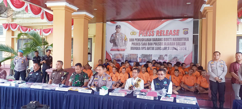 Kapolres AKBP Asep Sujarwadi dan Dandim 0322/Siak Letkol Riyanto Budi Nugroho melakukan konferensi pers dengan para tersangka narkoba hasil pengungkapan Polres dan Polsek di Kabupaten Siak