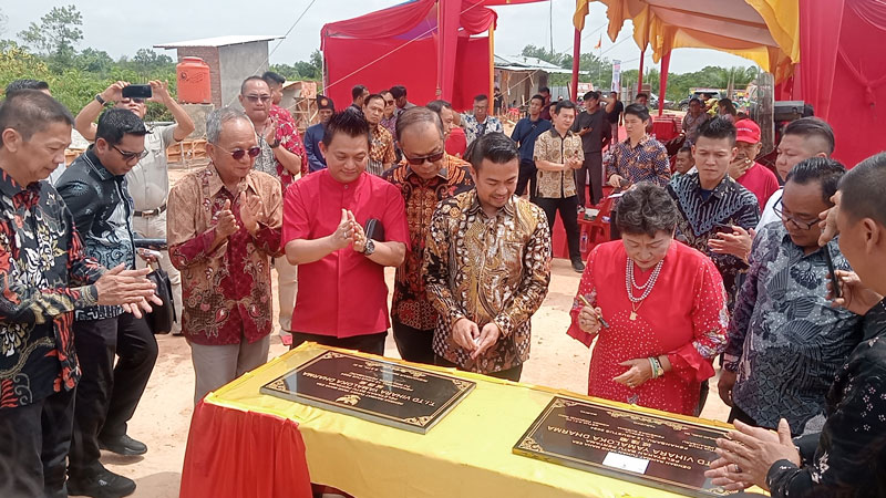 Pj Wali Kota Pekanbaru Risnandar Mahiwa bersama pengurus pembangunan Tempat Ibadah Tri Dharma (TITD) Vihara Yamaloka Dharma melakukan penandatanganan prasasti pembangunan Tempat Ibadah Tri Dharma (TIT