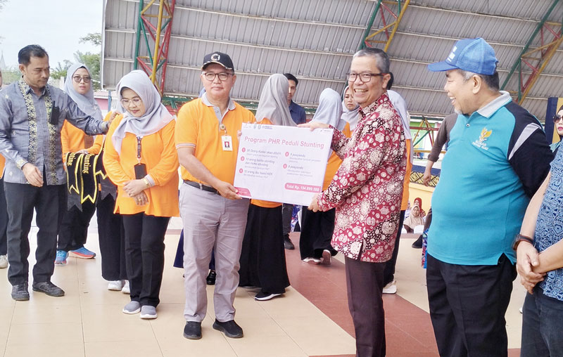 Manager ECSR North PT PHR Rudi Arif (tiga kiri) menyerahkan bantuan program peduli stunting kepada Asisten I Setdako Dumai Yusrizal, Kamis (8/8/2024).