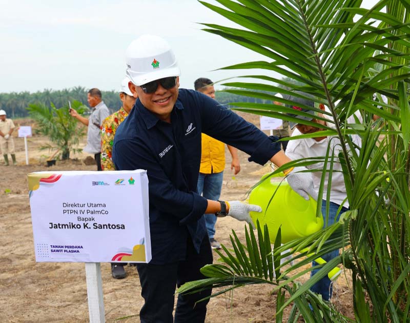 Direktur Utama PTPN IV Jatmiko Santosa saat melakukan tanam perdana sawit mitra Koperasi Produsen Gading Jaya Makmur seluas 172,25 hektare di Kabupaten Kampar, Riau.