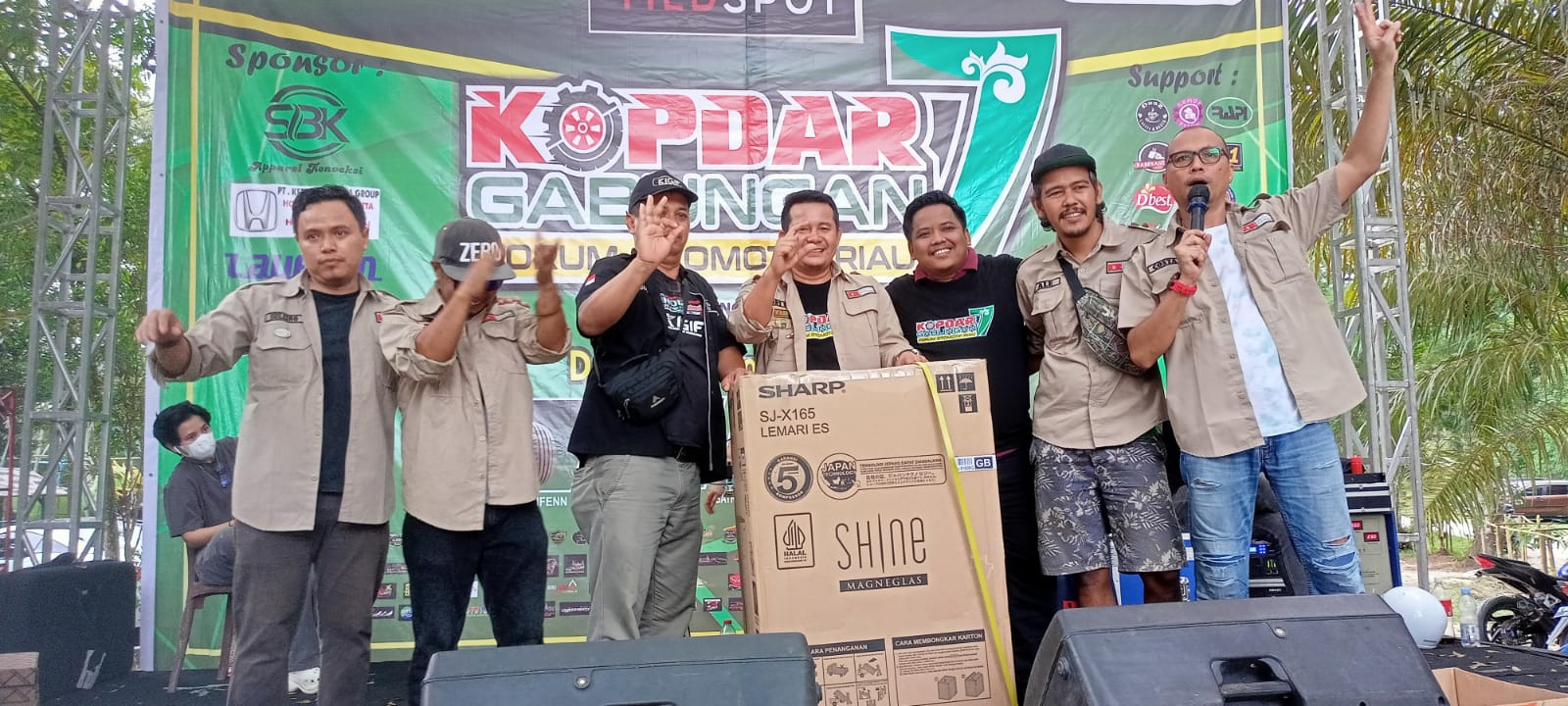 Panitia Kopdar Gabungan Forum Otomotif Riau (FOR) menyerahkan hadiah doorprize utama satu unit kulkas kepada pemenang, di Taman Alam Mayang, Ahad (11/8/2024).