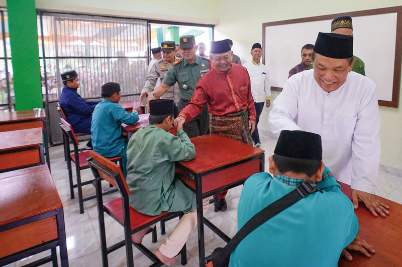 berbincang: Pj Gubri SF Hariyanto berbincang dengan santri saat peresmian Pondok Pesantren Ma&rsquo;had Islam Riau, Sabtu (10/8/2024).
