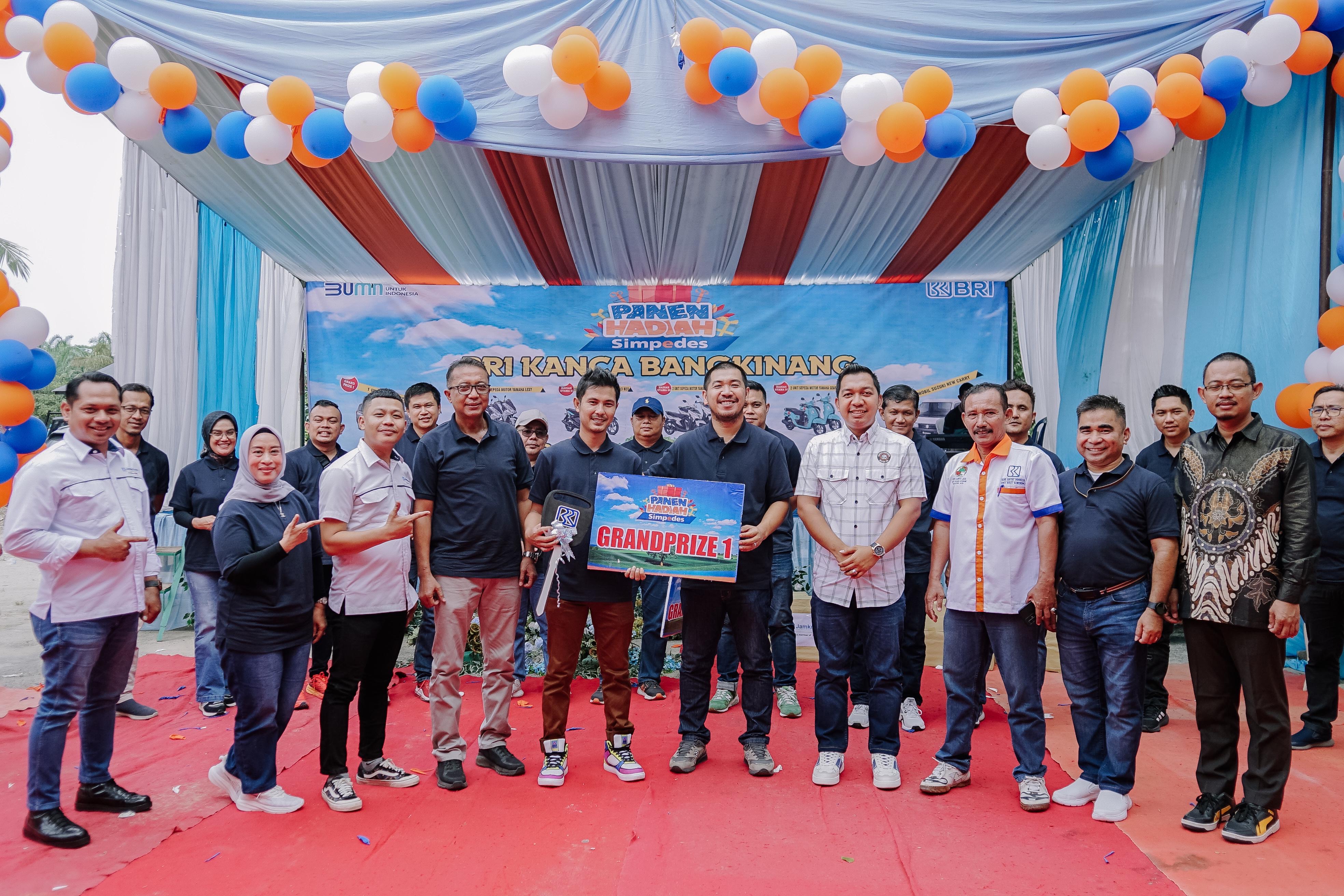 Branch Manager BRI Cabang Bangkinang Levo Dharata Pratama (lima kanan) menyerahkan secara simbolis hadiah grand prize undian Simpedes satu mobil Suzuki New Ertiga GL 1.5 MT.