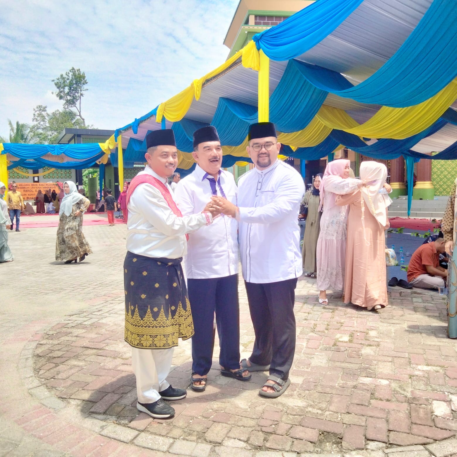 Repol, Jefri Noer, dan Ardo salam kompak saat acara doa bersama di kompleks Masjid Al Mizan Lipatkain, Kecamatan Kamparkiri, Kabupaten Kampar, Sabtu (10/8/2024).
