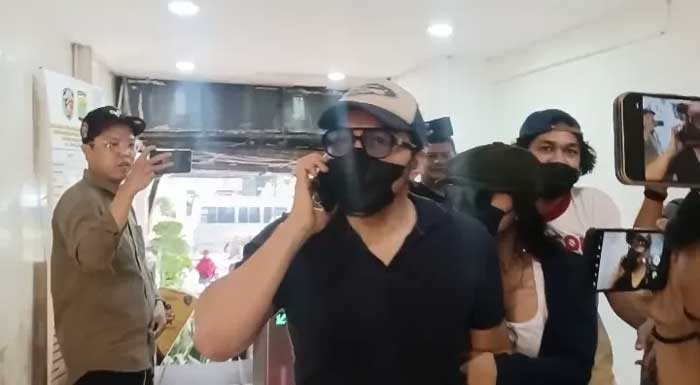 Penyanyi David Bayu mendampingi anaknya Audrey Davis saat menjalani pemeriksaan di Polda Metro Jaya, Jakarta Selatan, Selasa (6/8/2024).