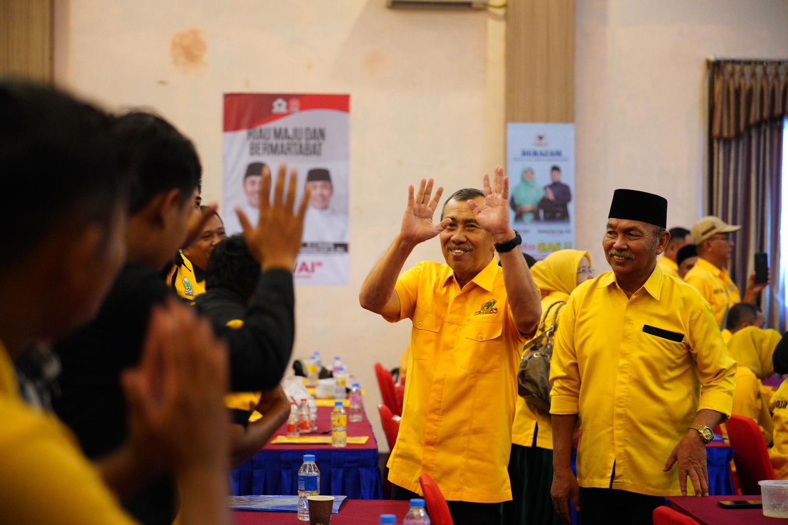 Ketua DPD I Partai Golkar Riau menyapa para kader saat menghadiri acara Diklat Kader Muda Partai Golkar Tentang Penguatan Organisasi di Siak, Senin (12/8/2024).