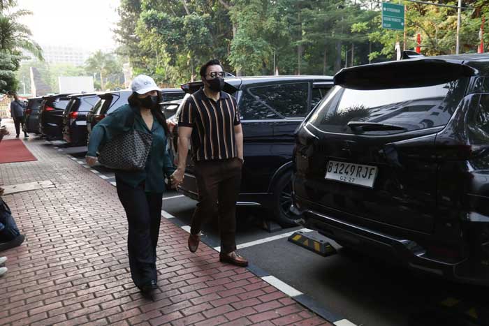 Penyanyi David Bayu mendampingi anaknya Audrey Davis saat menjalani pemeriksaan di Polda Metro Jaya, Jakarta Selatan,