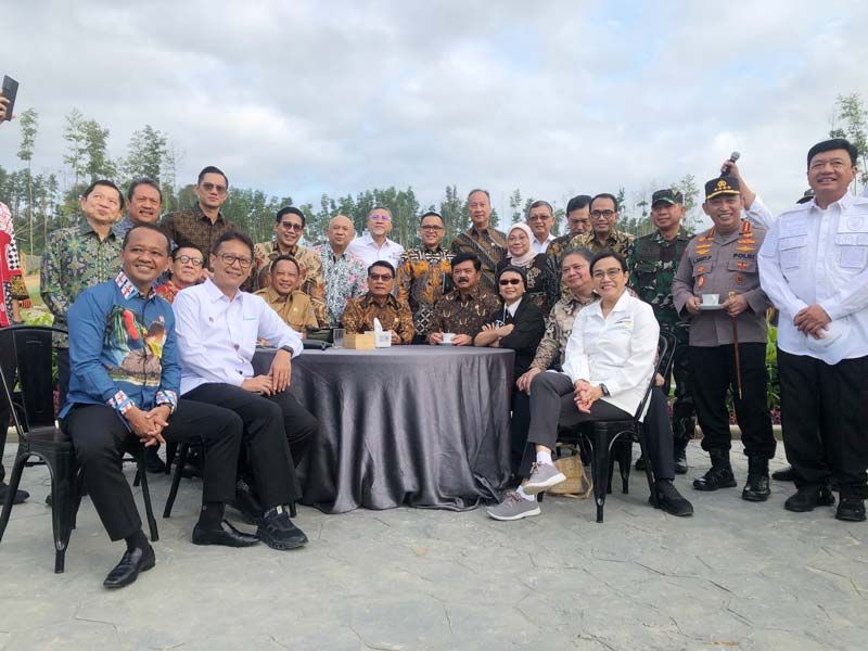 Para Menteri Kabinet Indonesia Maju saat foto bersama sebelum mengikuti sidang kabinet di Ibu Kota Nusantara (IKN), Kalimantan Timur, Senin (12/8/2024).