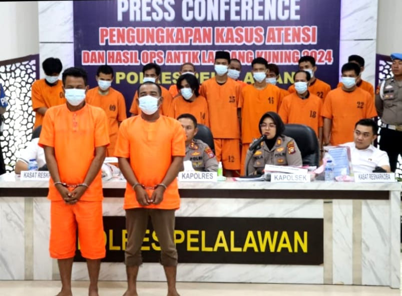 Kapolres Pelalawan, AKBP Afrizal Asri SIK didampingi Kapolsek Pangkalan Kerinci, AKP&nbsp;Viola&nbsp;Dwi Anggreni SIK menggelar pres conference pengungkapan dua tersangka kasus curanmor, Senin (12/8/2024) sore