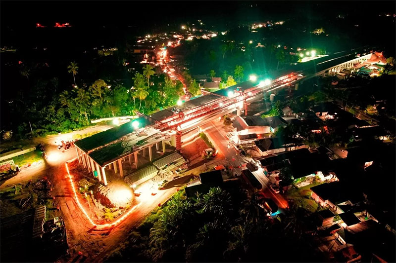 Pengerjaan ruas Tol Padang-Sicincin yang berlangsung hingga malam hari beberapa waktu lalu.