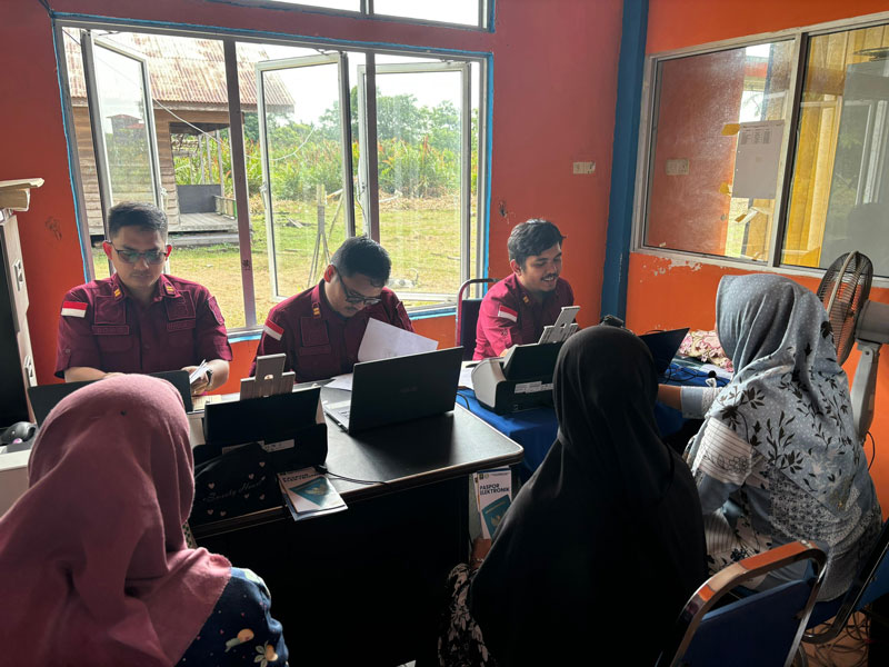 Eazy Passport: Kantor Imigrasi Kelas II TPI Selatpanjang melaksanakan kegiatan Eazy Passport di Kantor Camat Tebingtinggi Timur, baru-baru ini.