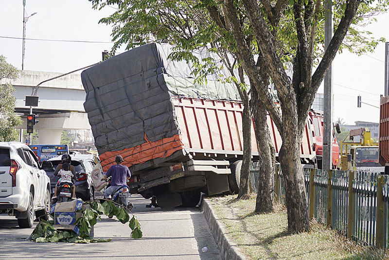 Truk tonase berat melintang di median jalur hijau Jalan Soekarno Hatta dekat  persimpangan Pasar Pagi Arengka, Senin (12/8/2024)  pagi.