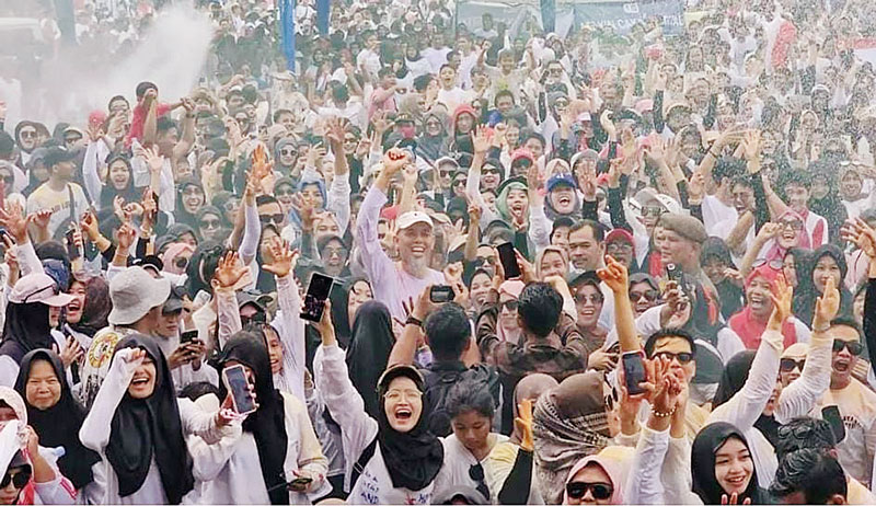 Wali Kota Dumai H Paisal dan istri berbaur bersama masyarakat Dumai mengikuti dan memeriahkan jalan santai dan color run di Lapangan Taman Bukit Gelanggang, Jalan HR Soebrantas, Kota Dumai.