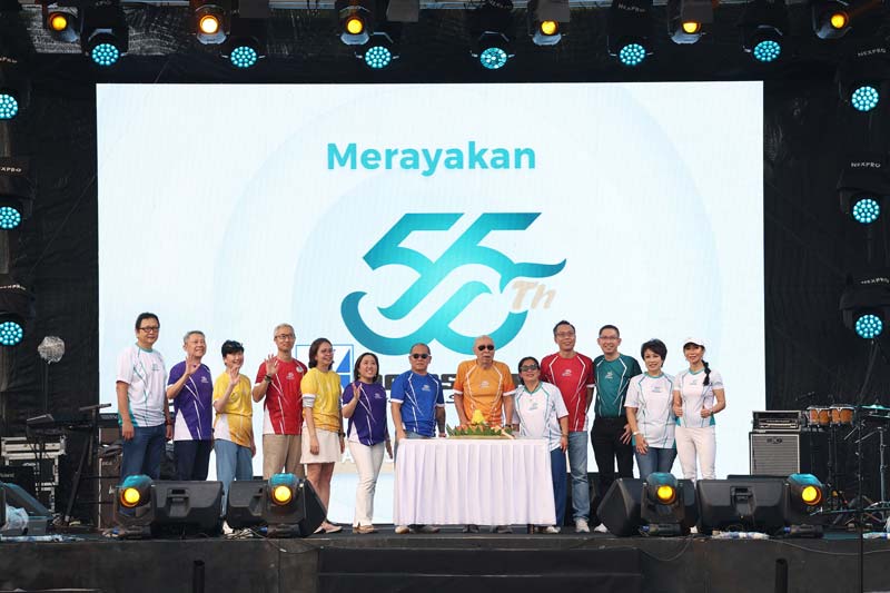 Founder PT Datascrip Joe Kamdani berfoto bersama Presiden Direktur Irwan Kamdani, beserta jajaran komisaris saat perayaan 55 Tahun PT Datascrip.