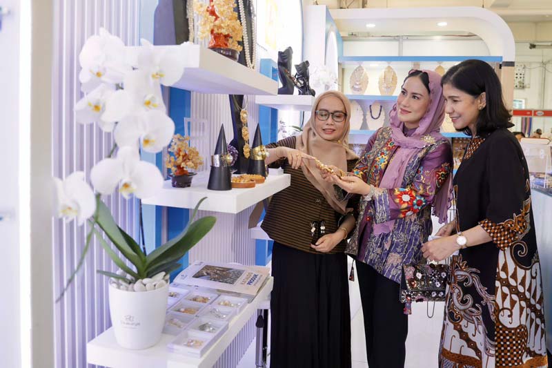 Ketua PIKK PLN, Diny Darmawan Prasodjo (tengah) didampingi para Pengurus PIKK PLN, saat melihat produk UMKM binaan PLN di Bazar Merdeka.