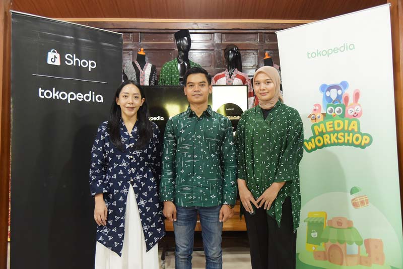 Tokopedia dan ShopTokopedia bersama brand lokal Batik Pandansari dalam rangka #MelokalDenganBatik jelang Hari UMKM di Solo, Jumat (9/8/2024).