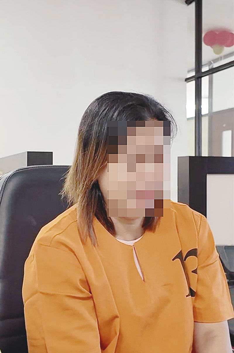 MENANGIS: Tersangka DGS menangis saat diinterogasi petugas dari Ditresnarkoba Polda Riau, Senin (12/8/2024).