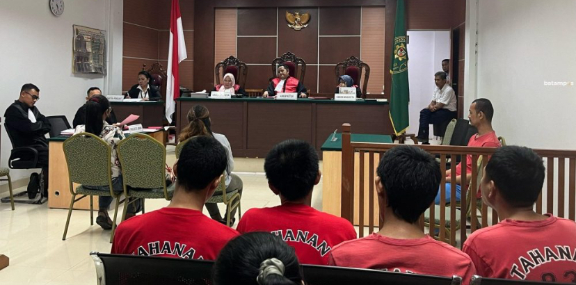 S dan rekannya sebagai saksi saat memberi keterangan dalam sidang di Pengadilan Negeri Batam, Senin (12/8).