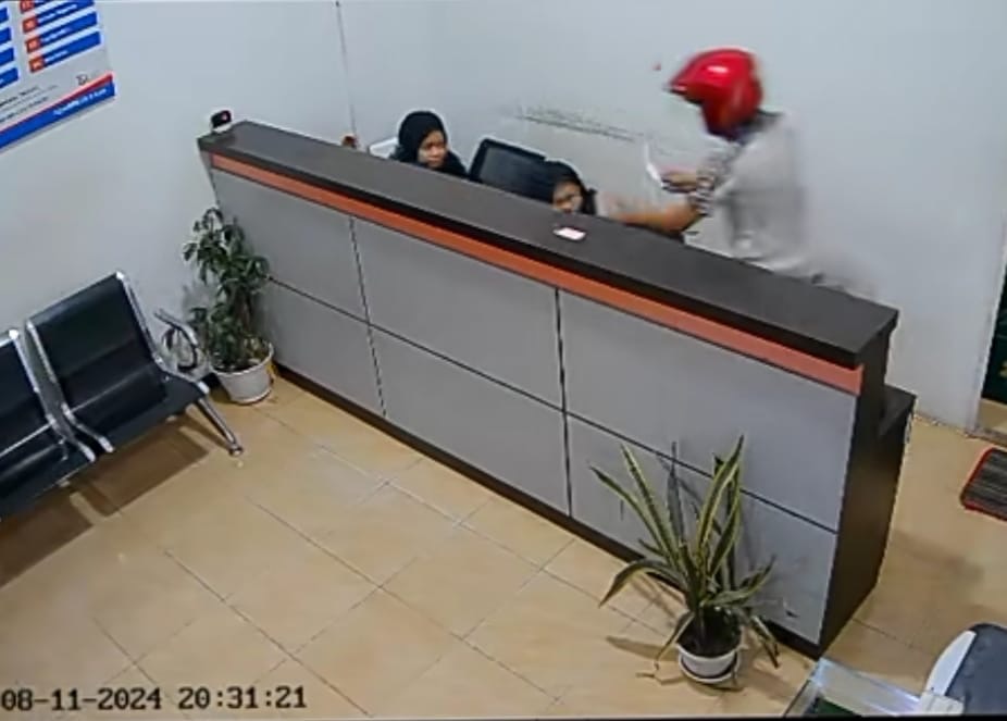 Tangkapan layar video pelaku perampokan yang terjadi di Pangkalankerinci.