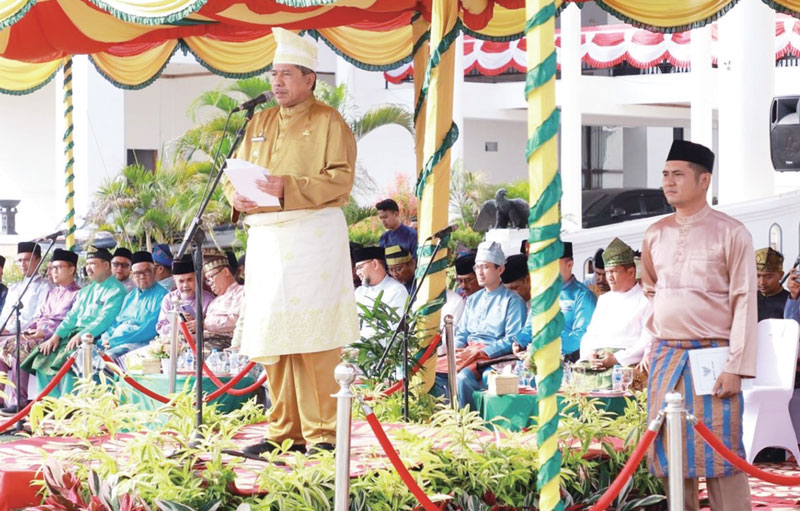 Bupati Siak Alfedri memimpin upacara HUT ke-67 Provinsi Riau di halaman Kantor Bupati, Jumat (9/8/2024).