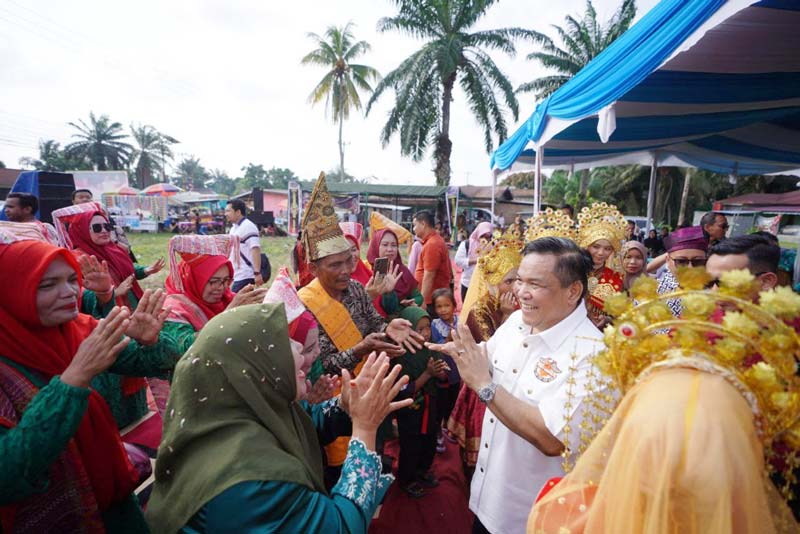 Penjabat Gubernur Riau SF Hariyanto disambut antusias saat silaturahmi dengan warga Kandis, Kabupaten Siak, Selasa (13/8/2024).