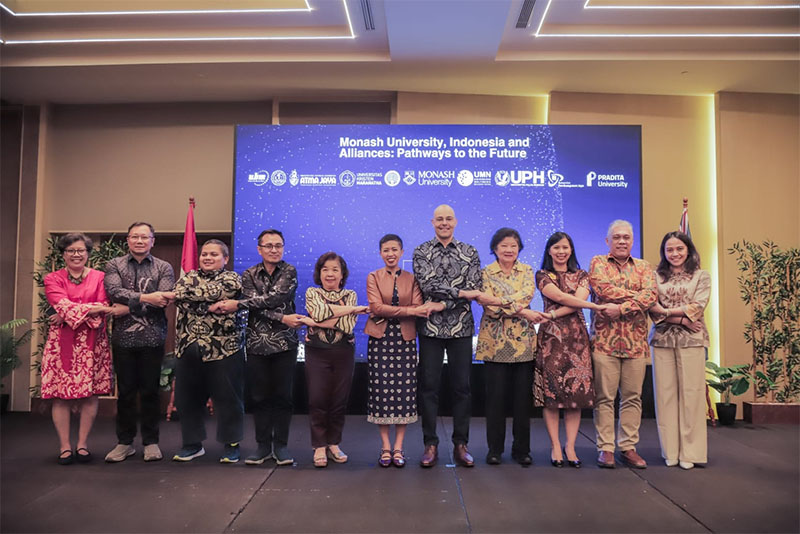 Aliansi Monash University Indonesia dengan 9 mitra universitas lokal di Indonesia foto bersama di  Hotel Pulman Jakarta 14 Agustus 2024.