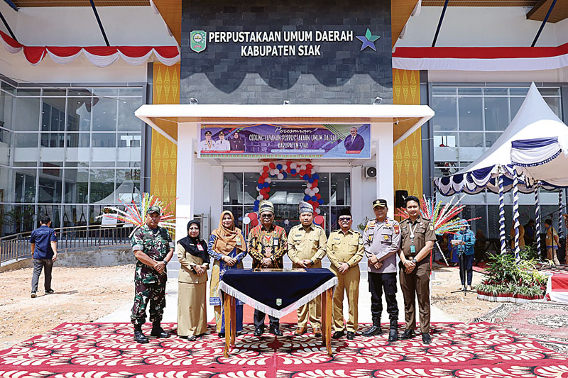 FOTO BERSAMA: Wakil Bupati Siak Husni Merza, Sekda Arfan Usman, Deputi Bidang Pengembangan Sumber Daya Perpustakaan Nasional (Perpusnas) Adin Bondar foto bersama usai peresmian Gedung Layanan Perpusta