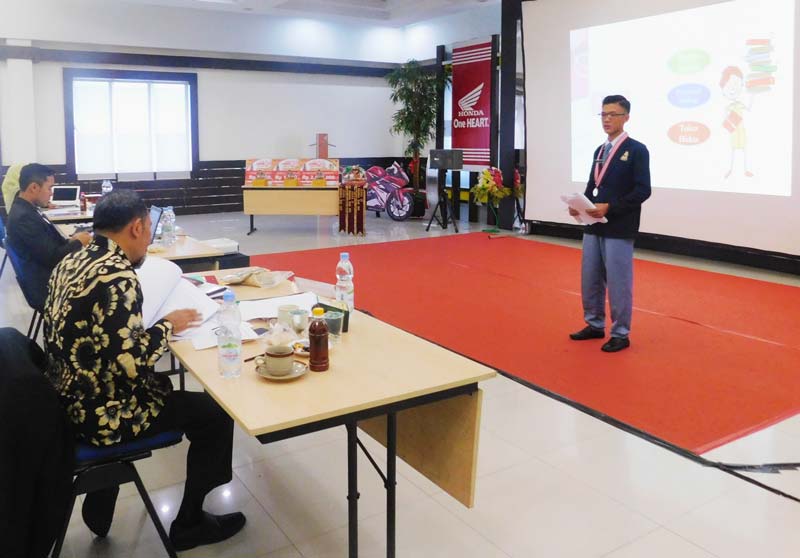 Siswa menyampaikan gagasan mereka dalam lomba Astra Honda Motor Best Student (AHMBS) yang digelar oleh PT Astra Honda Motor (AHM) bersama PT Capella Dinamik Nusantara.