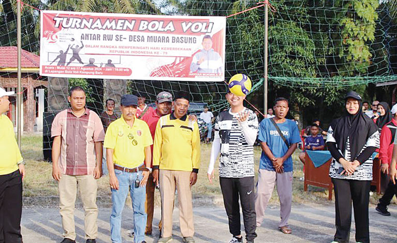 Kades Muara Basung Akhyar Mukmin memukul bolavoli dalam rangka memeriahkan HUT ke-78 RI di Lapangan Desa Muara Basung, Senin (12/8/2024).