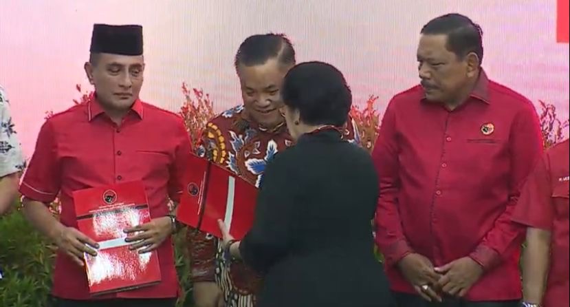 Ketua Umum PDI Perjuangan Megawati Soekarno Putri menyerahkan SK dukungan untuk pasangan Balon Gubri Abdul Wahid-SF Hariyanto.