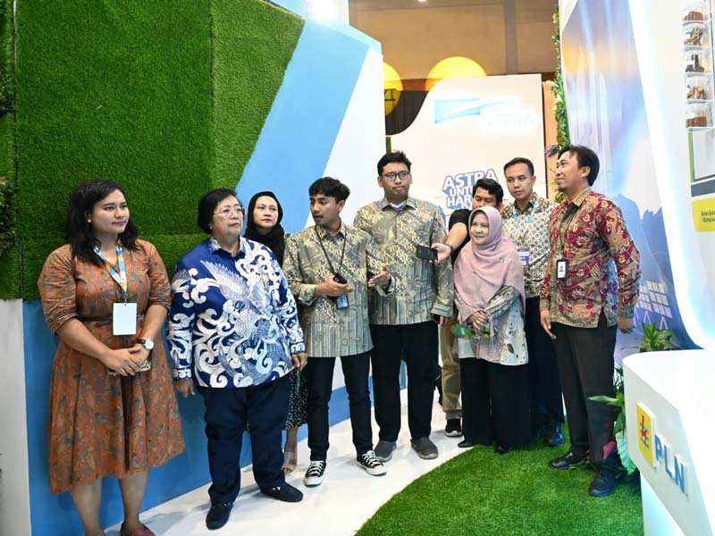 Menteri Lingkungan Hidup dan Kehutanan Siti Nur&shy;&shy;baya Bakar (dua kiri) mengunjungi booth PLN pada ajang Festival LIKE di Jakarta Con&shy;vention Center, Sabtu (10/8/2024)