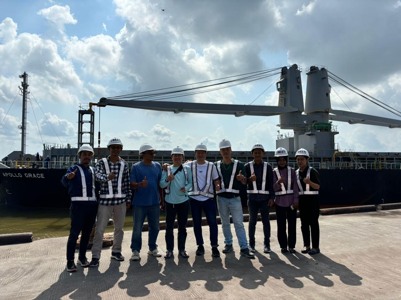 Dirut PT BESTI Indra Chen dan manajemen foto bersama setelah melepas pengapalan perdana  cangkang ke Jepang dari Palabuhan KITB Kecamatan Sungai Apit, Kabupaten Siak, Ahad (11/8/2024).