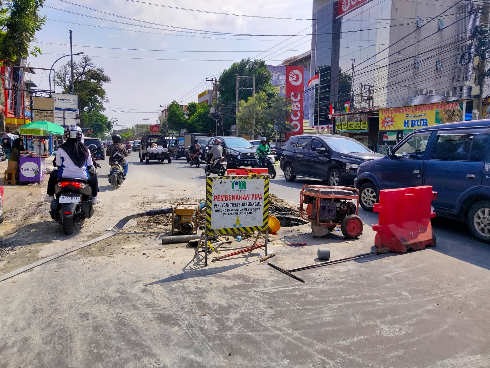 Kondisi galian pipa air minum di Jalan Ahmad Yani Pekanbaru, Rabu (14/8/2024).