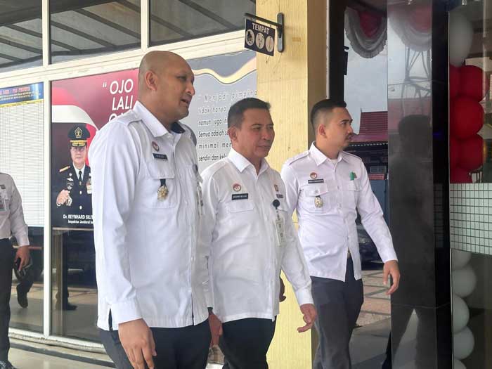 Plh Kepala Imigrasi Pekanbaru Raja Reza Hedianshah (paling kiri) mendampingi Itjen Kemenkumham RI M Kesuma Negara bersama Kasubsi Dolkan Imigrasi Pekanbaru Andih Hariara.