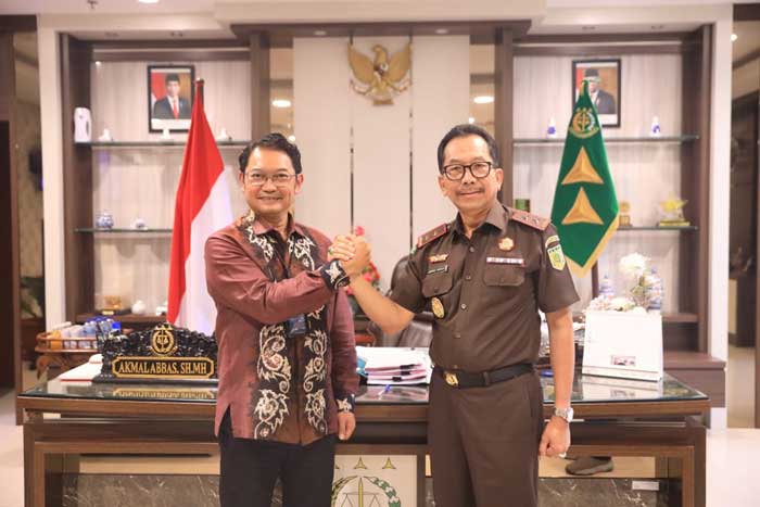 Kajati Riau Akmal Abbas dan GM PLN UIDRKR Tonny Bellamy salam komando saat bertemu di Kantor Kejati Riau pada Rabu (14/8/2024),