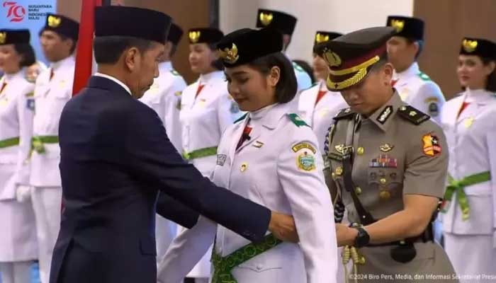 Presiden Jokowi kukuhkan Paskibraka Nasional 2024 kepada Violetha Agryka Sianturi mewakili rekan-rekannya, di Istana Garuda, Ibu Kota Nusantara (IKN), Selasa (13/8).