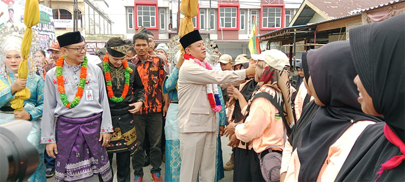 Bupati Kuansing Dr H Suhardiman Amby MM didamping Pj Sekda dr H Fahdiansyah SpOg disambut warga ketika membuka pacu jalur Kecamatan Kuantan Hilir, Kamis (15/8/2024).