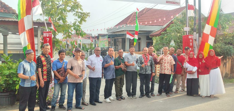 Lurah Sidomulyo Barat Edy Fakhri SPd berkalung bunga foto bersama masyarakat, Kamis (15/8/2024)