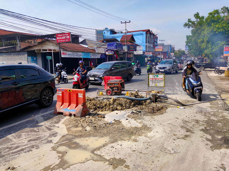 Galian: Kondisi galian pipa air minum di Jalan Ahmad Yani Pekanbaru, Rabu (14/8/2024). Jalan ini baru diaspal namun digali kembali.